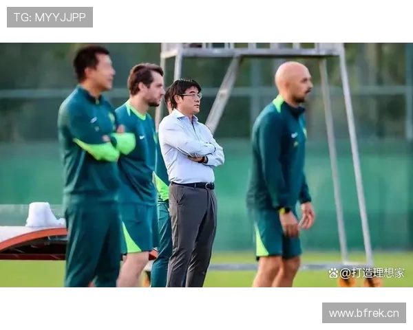 北京国安，所谓豪门再陷管理危机，球迷怒问：“换帅引援还是崩盘下滑？”