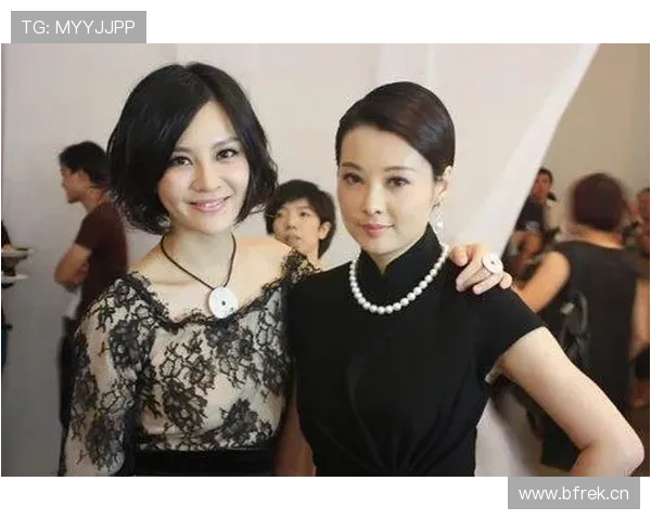 刷到朱雪莹训练像战士、出门像贵妇的同一人照，我笑抽了