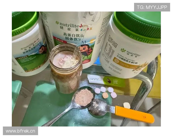 张博恒家的冰箱里只有鸡胸肉和蛋白粉，连瓶可乐都找不到